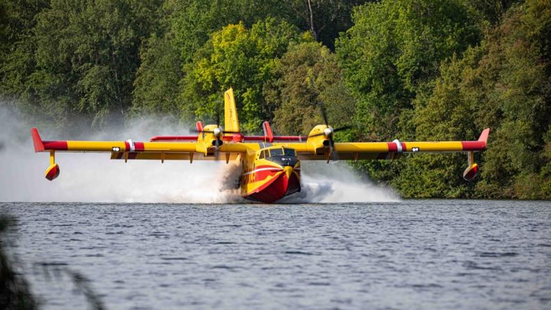 Canadair qui remplit ses réservoirs