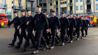 Section chantant et marchant au pas